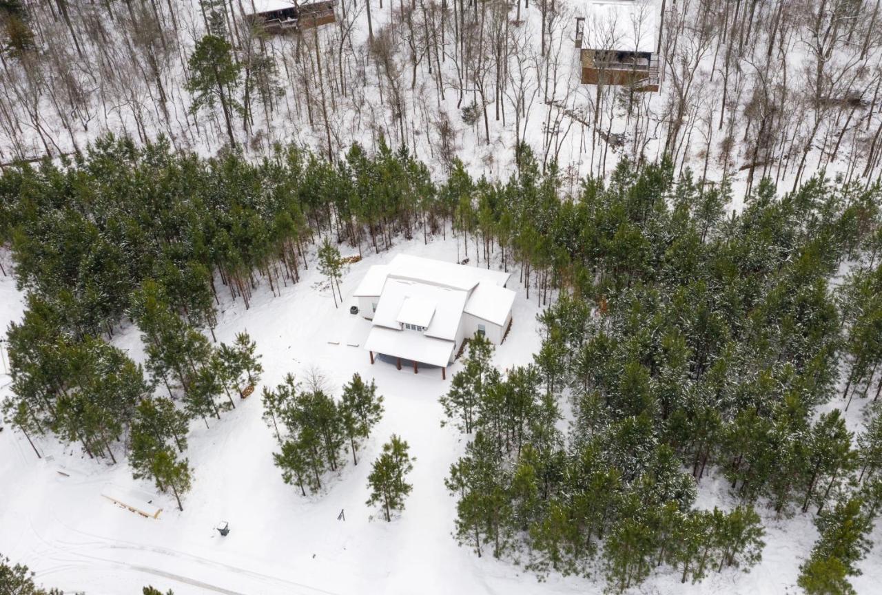 Вилла Bella Luna Cabin - Cozy Farmhouse Cabin, Private Deck, Swing Set, Fire Pit, Hot Tub Брокен-Боу Экстерьер фото