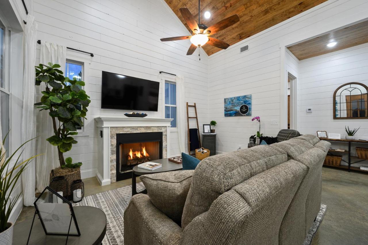 Вилла Bella Luna Cabin - Cozy Farmhouse Cabin, Private Deck, Swing Set, Fire Pit, Hot Tub Брокен-Боу Экстерьер фото