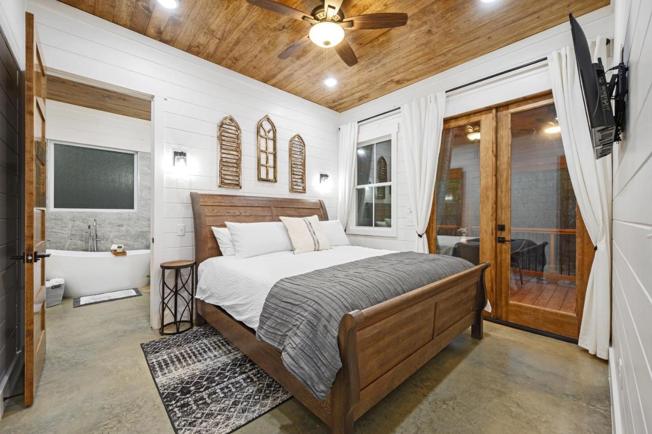 Вилла Bella Luna Cabin - Cozy Farmhouse Cabin, Private Deck, Swing Set, Fire Pit, Hot Tub Брокен-Боу Экстерьер фото