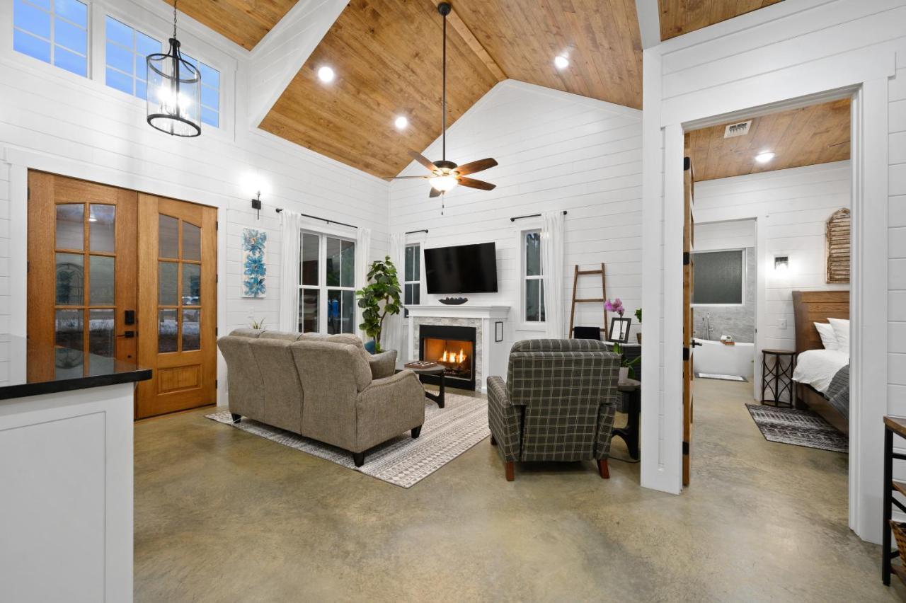Вилла Bella Luna Cabin - Cozy Farmhouse Cabin, Private Deck, Swing Set, Fire Pit, Hot Tub Брокен-Боу Экстерьер фото