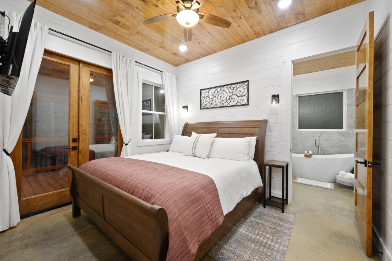 Вилла Bella Luna Cabin - Cozy Farmhouse Cabin, Private Deck, Swing Set, Fire Pit, Hot Tub Брокен-Боу Экстерьер фото